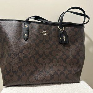 COACH CITY ZIP TOTE IN SIGNATURE (F36876)